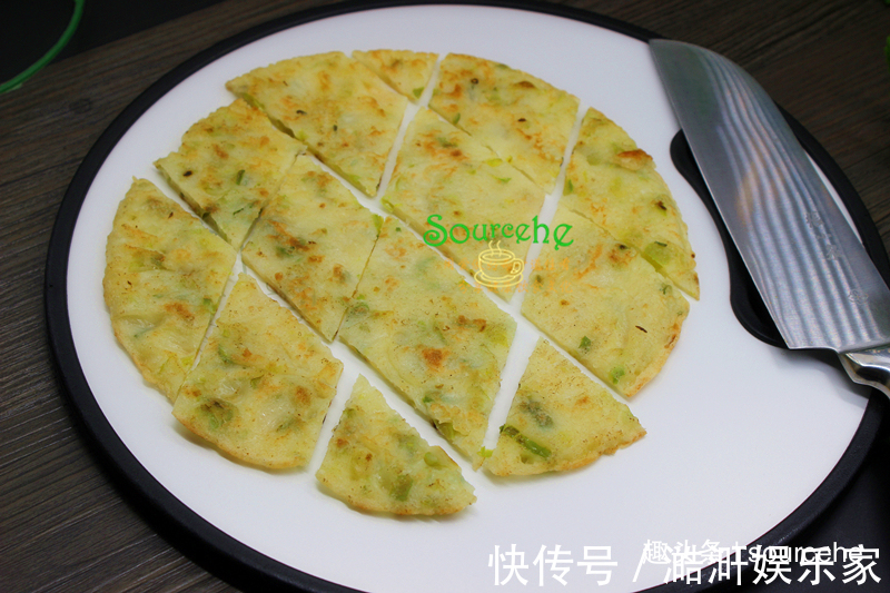 平底锅|此面食不用揉面，煎得香喷喷，外焦里软，一口一块，停不下来