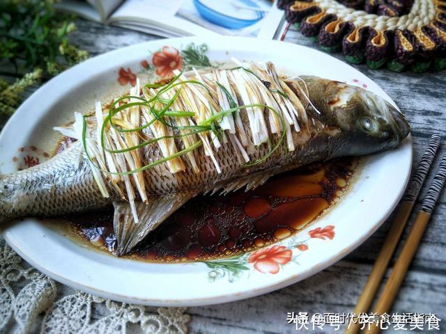 清蒸鲈鱼!冷水上锅蒸还是热水蒸,很多人搞错了,鱼肉不鲜有腥味