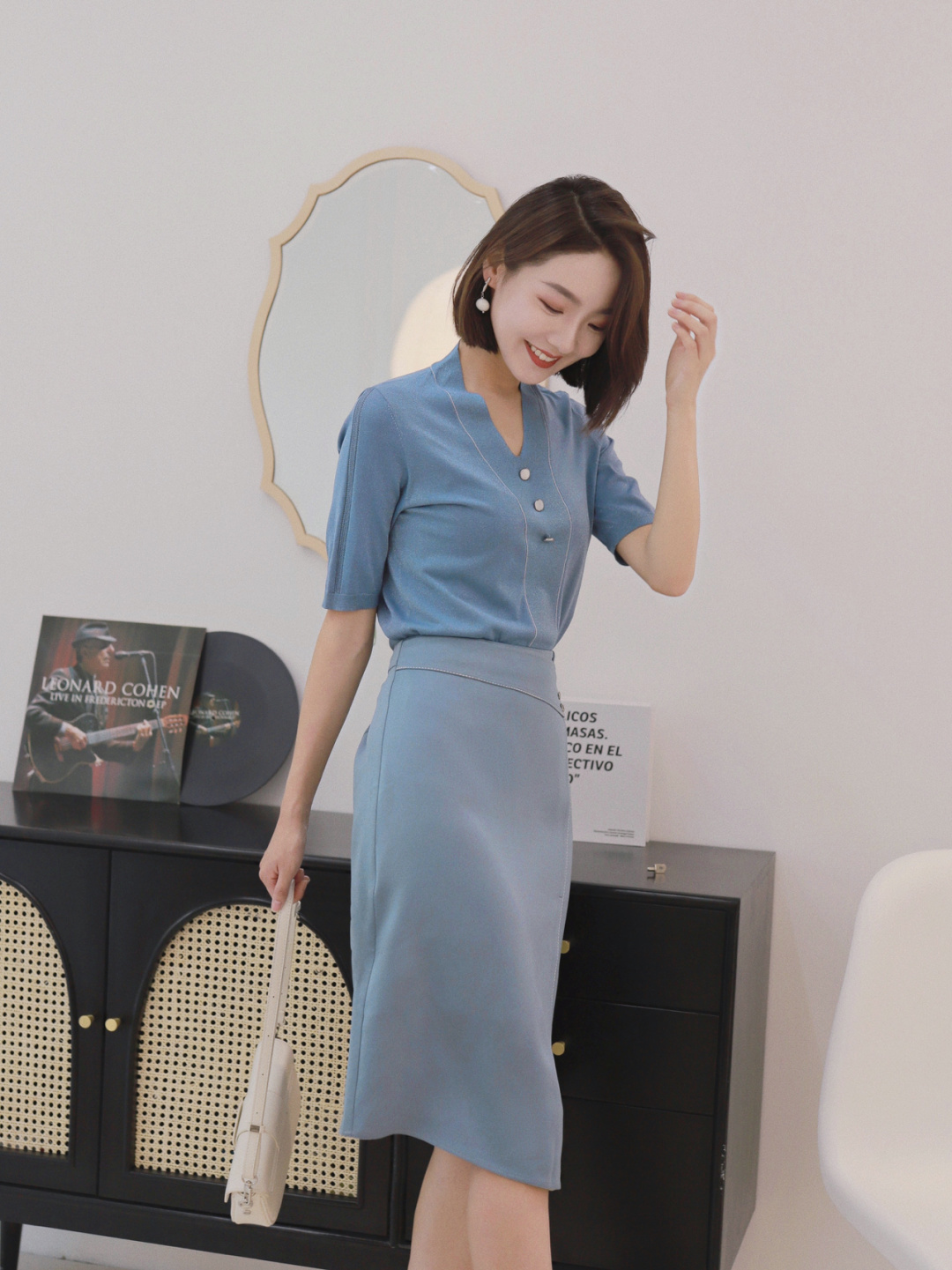 衬衫搭配|都市“精英”女白领都爱这么穿,衬衫搭配半身裙,简约高级又减龄