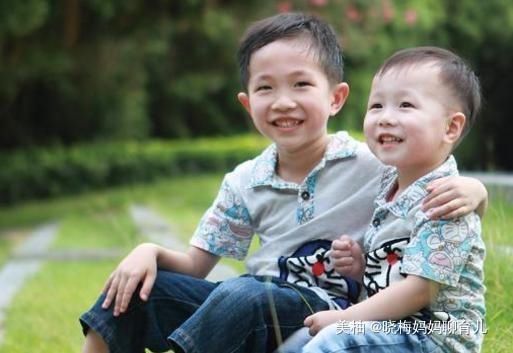 淘气鬼|兄弟俩不小心弄碎香水,被妈妈罚站,哥俩的对话,却让妈妈笑坏了