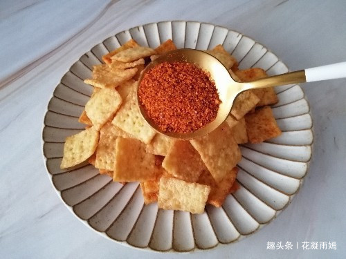 酥脆|小米别光熬粥了，加1个鸡蛋，1碗面粉，教你做成锅巴，又香又酥脆