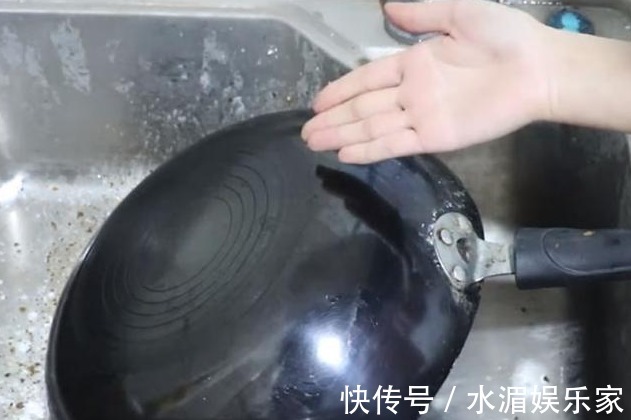 铁锅用久了,发黑还粘锅教你养锅技巧,旧锅也油光发亮,不粘锅