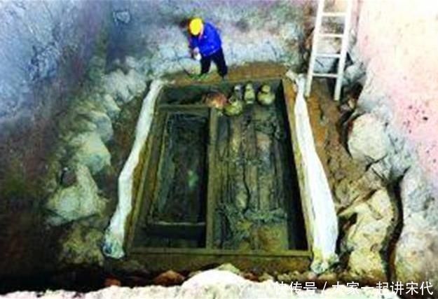 古墓|为盗挖这座墓穴，4位盗墓贼当场身死，专家发掘后害羞不已
