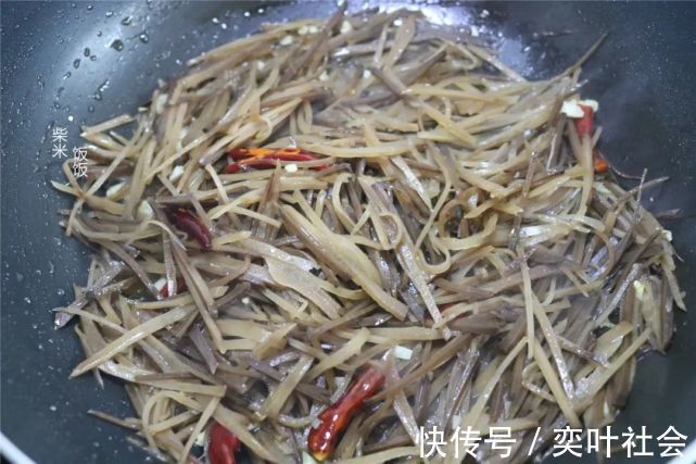 芥菜|这款开胃小咸菜，北方人餐桌上常见，炒一次吃几天，香辣下饭