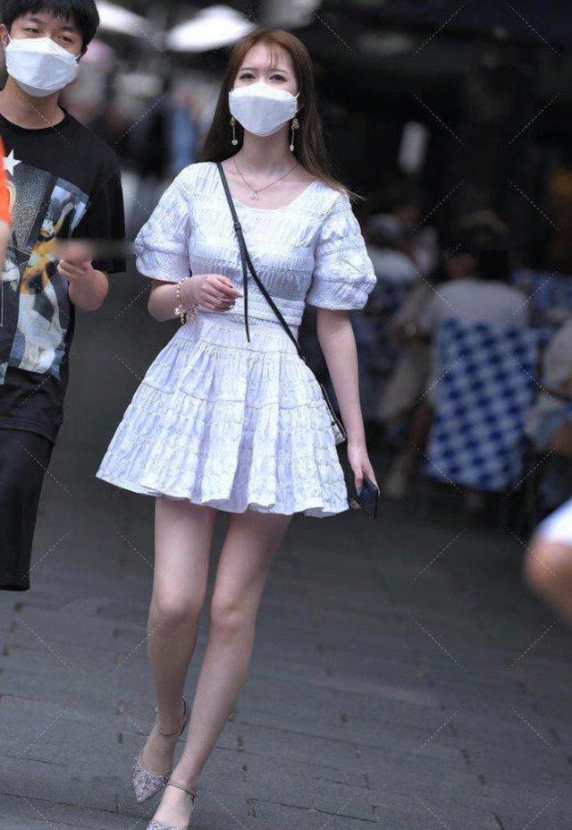 搭配|街拍:美女搭配格子小背心,显得甜美又迷人