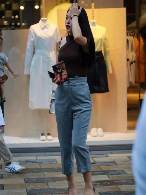 美女|街拍美女辣妈风韵成熟有女人味,曲线身姿妖娆盛世美颜