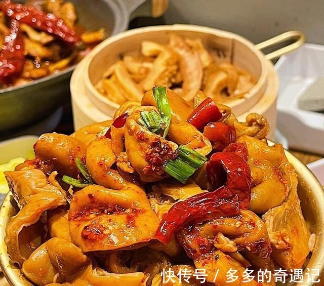 喜欢吃肥肠的看过来，这道肥肠鸡绝对是吃一次忘不了的味道~！