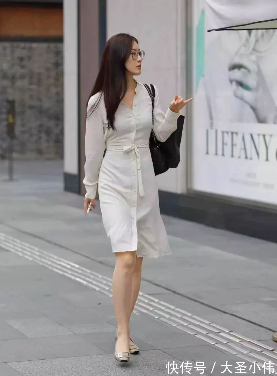 街拍|美女街拍：优雅既学不来，也无法掩饰，非常香甜的气质美女，看到她过目不忘