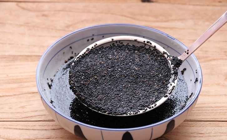 奶奶常吃黑芝麻，教你1个家常做法，比芝麻丸简单，头发黑精神好