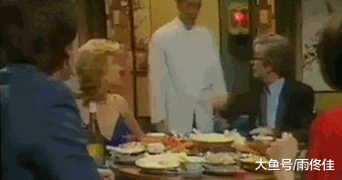 |最新搞笑精选GIF:小伙子你这样喝酒恐怕“肠子”都通了吧!