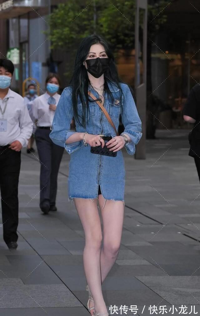 领口 时尚的连衣裙美女,轻盈舒适又大方,时尚美丽