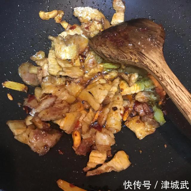 回锅肉多做这“3步”,色泽红亮,肥而不腻,比饭馆做的还好吃!