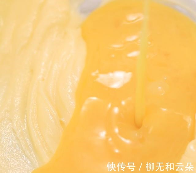 三角酥这小零食简单好做,好吃到没道理,酥到没话说,一盘不够吃!