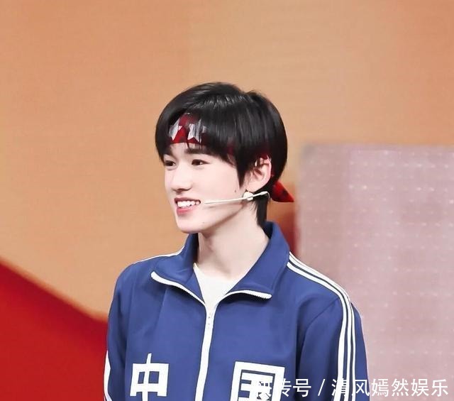 真相|宋亚轩帮贾玲淋水,后期却剪辑给华晨宇现场粉丝还原真相!