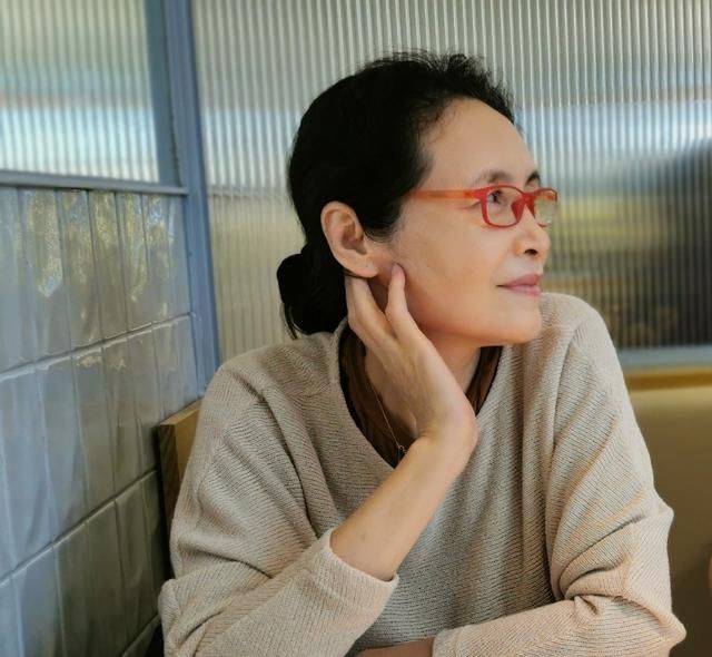 至今|65岁老戏骨宋晓英现身，和儿子合影像姐弟，至今仍是盛世容颜