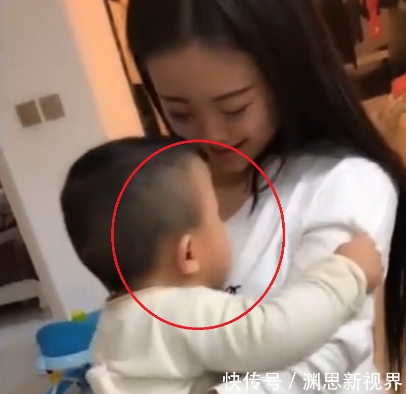 奶瓶|宝宝断奶半个月,在小姨怀里的表情亮了,妈妈我不要面子的吗