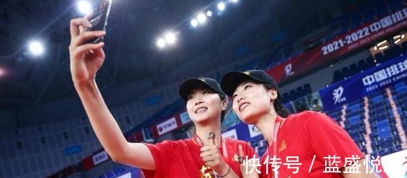 颁奖典礼|夺冠后袁心玥狂秀戒指,李盈莹向赖亚文撒娇,王媛媛和龚翔宇热聊!