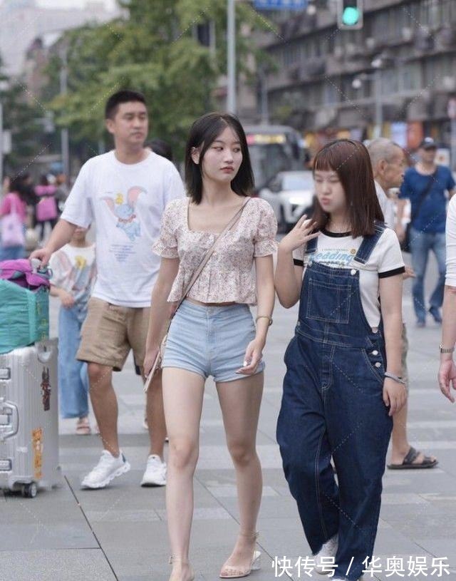 热裤 花纹图案上衣搭配浅蓝色热裤,清新可爱,活力满满