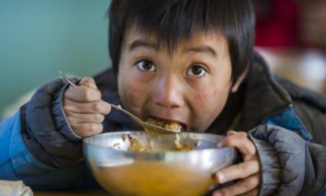 姨妈|2岁“没妈男孩”,大冬天光脚走路,姑姑:每次他想妈时就到我这