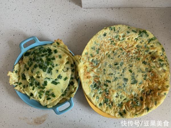 薄饼|别再出去吃了，韭菜鸡蛋饼-妈妈早餐自己做更好吃
