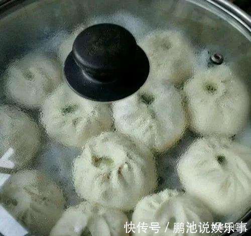 刚出锅的包子有的回缩了,这是什么原因,农村大妈有浅见