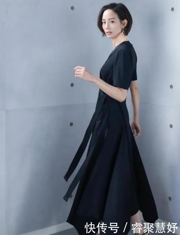 女人|齐眉短发搭配黑色长裙，张钧甯小蛮腰太吸睛，这是四十岁的女人？