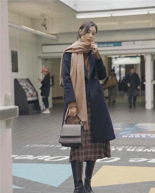 会穿懂搭的女人，穿大衣都不会配“裸靴”，这4双鞋更加时髦显高