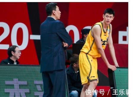 男篮|他2点神似姚明,气势更胜一筹,可以比肩朱荣振,男篮后继有人