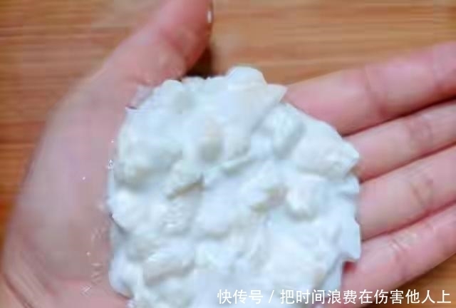 家里苹果吃不完,加一碗糯米粉做苹果派,不油炸,外酥里糯,真香