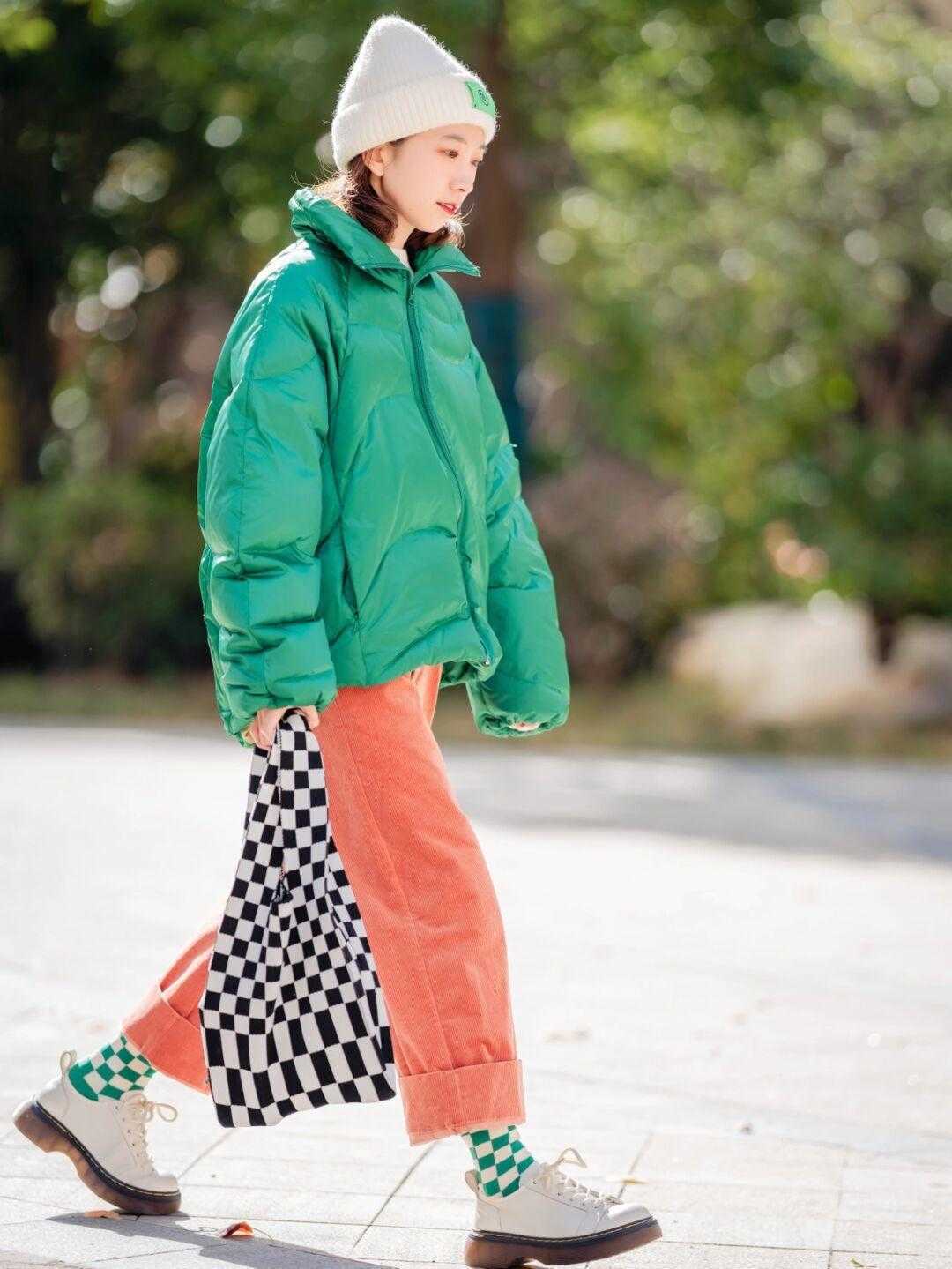 穿搭 冬季要拒绝“老气感”,快安排上这3条高级色裤装,洋气炸了