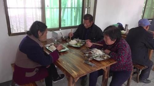 罐头|食物过期等于报废不能吃?其实几种食物过期后,可以放心吃!