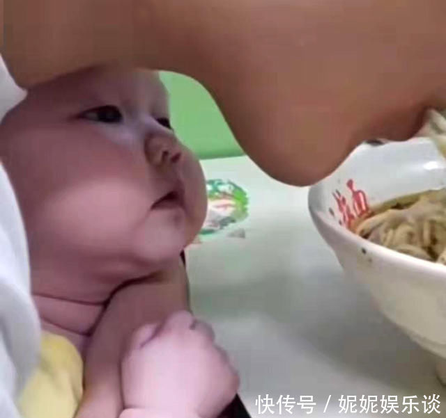 拉面|爸爸为吃独食,对宝宝用“锁喉功”,宝宝之后的表现让妈妈笑喷