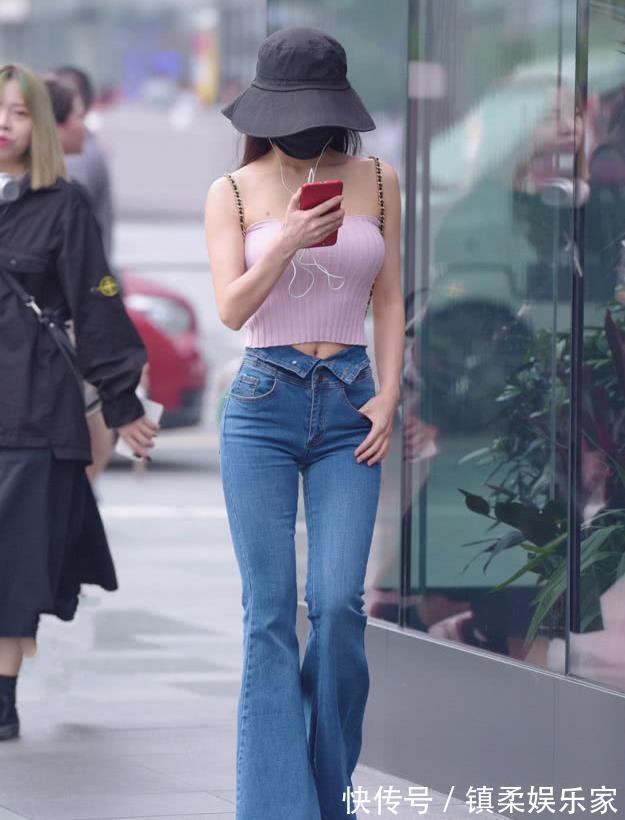 小姐姐 粉色迷你吊带衫搭配牛仔喇叭裤,青春可爱,美丽大方