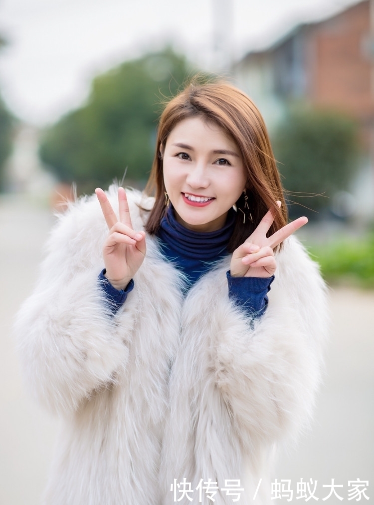 好看|街拍:美女有一对小虎牙,笑得真好看,充满灵动俏皮的感觉!