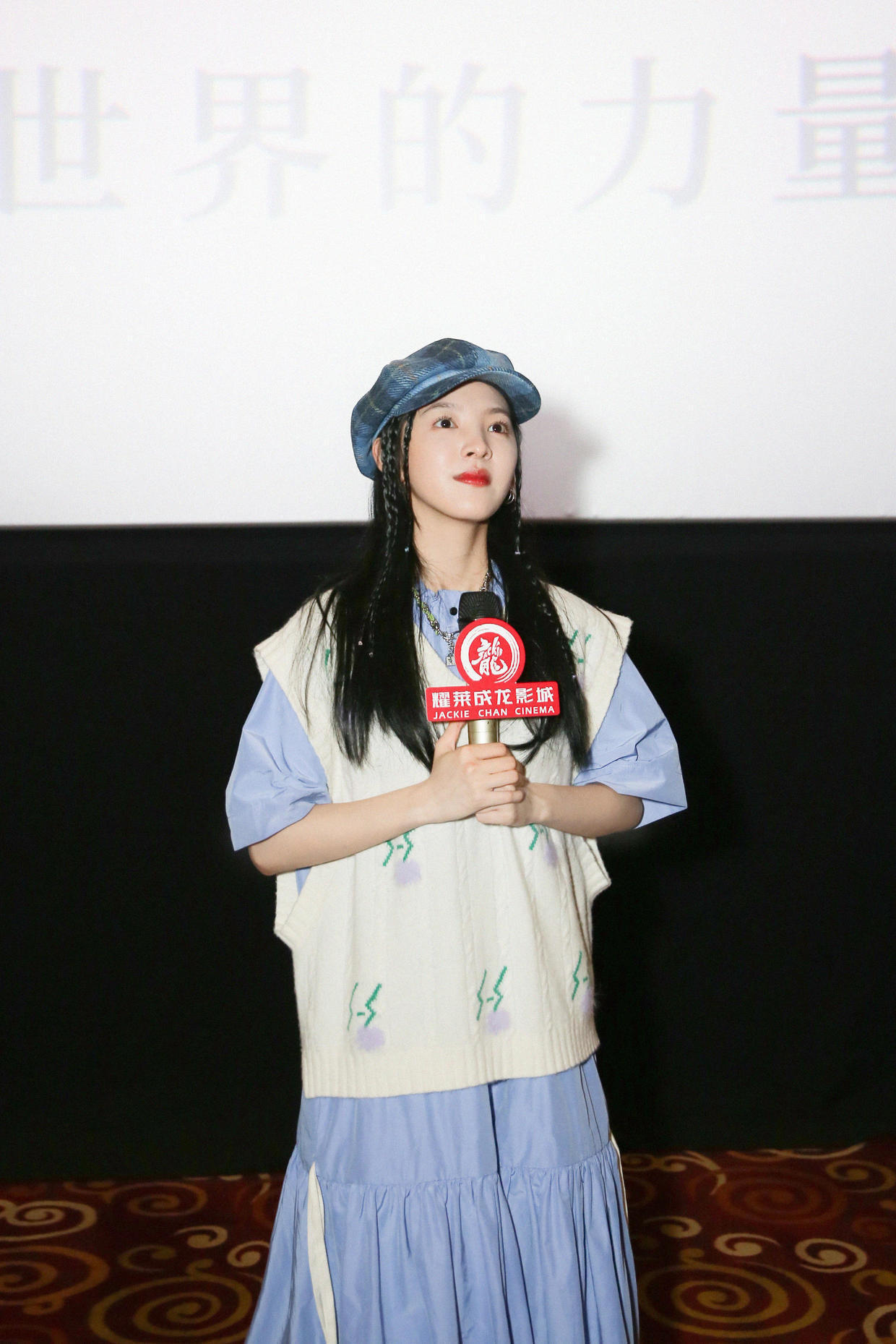 小蛮腰|章若楠的私服搭配好惊艳,穿黑色羊羔绒卫衣配牛仔裤,又飒又美