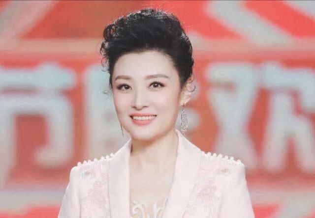  娱乐|破次元！成龙和硬糖少女组合表演《醉拳》，蓝莓台娱乐登顶还很难