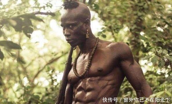 腹肌|非洲部落全是型男8块腹肌手撕牛肉，女子生孩子像母鸡下蛋