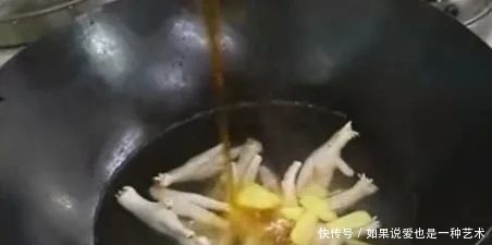 锅盖|鸡爪这样做，个个虎皮饱满多皱，酥香脱骨，鲜香多汁