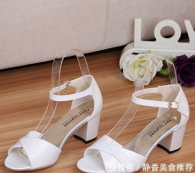 四十四岁妈妈,不穿高跟鞋,平时的她就穿这样的凉鞋,优雅年轻多