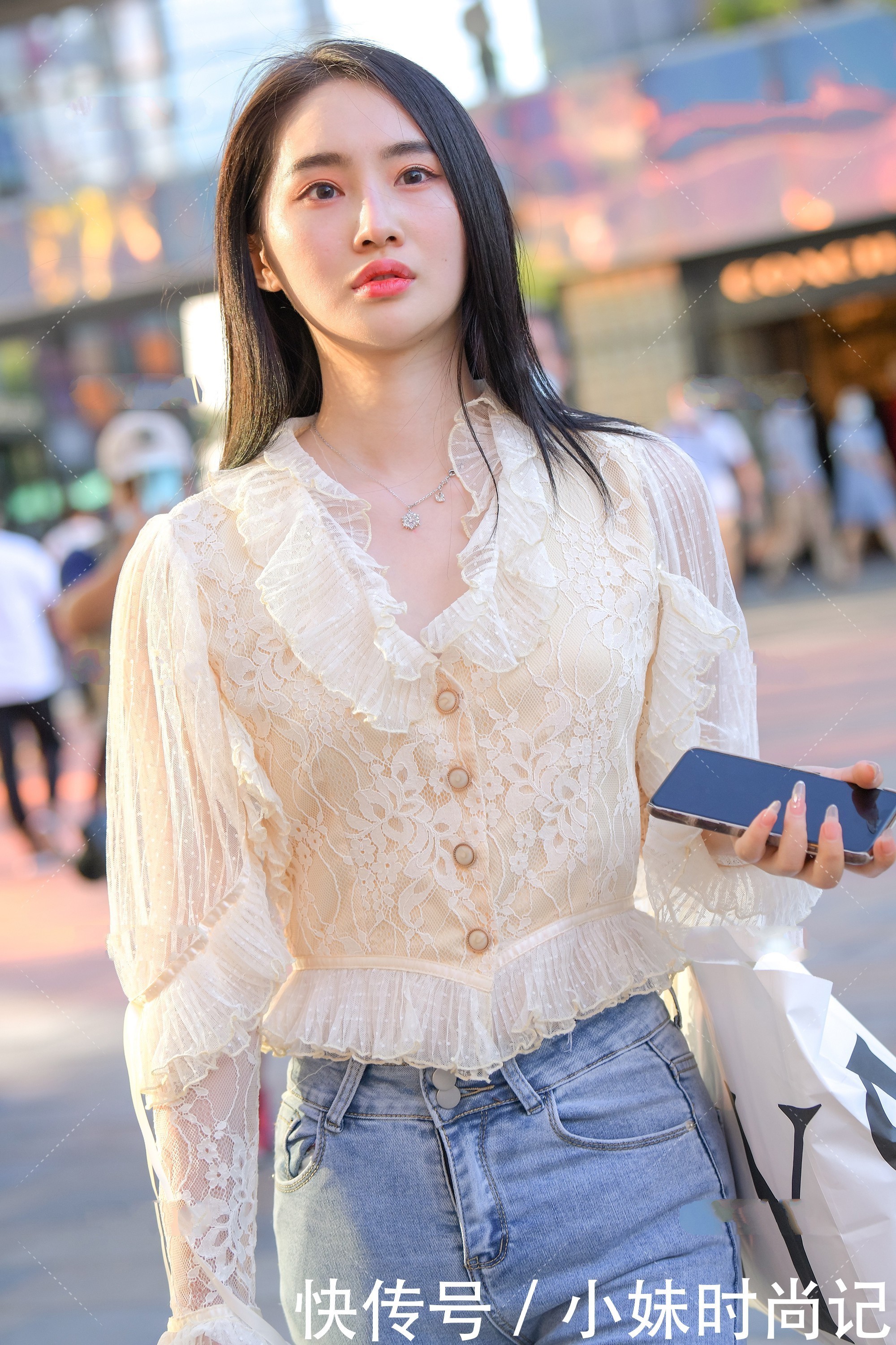 显白|街拍浅色蕾丝衬衫搭配浅色牛仔裤,干净显白,靓丽青春
