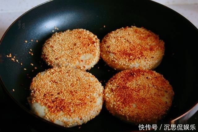 烧饼|酥到掉渣的烧饼,平底锅就能做,每次一斤面,咸香酥脆,出锅必光