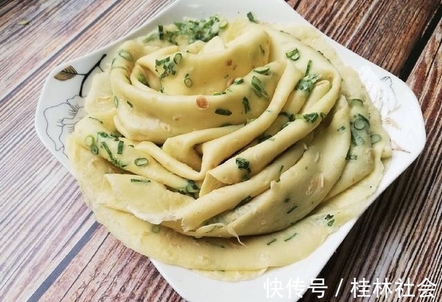 1碗大米2个鸡蛋，手不沾面，筷子搅一搅，做孩子爱吃的发糕