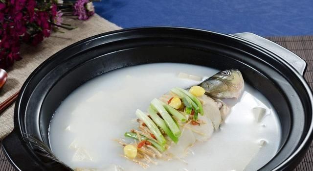 炖鱼汤时，切记不要直接炖，用上这3个技巧，鱼汤奶白色无腥味