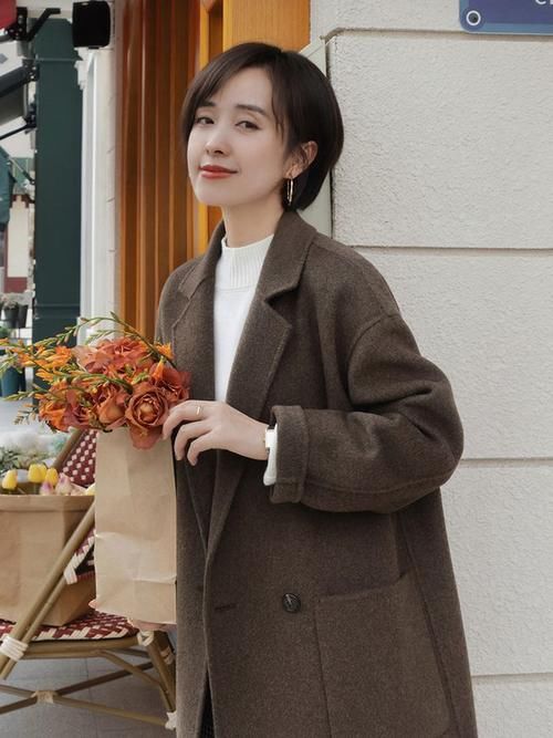 百搭|女星气质开挂，长款大衣搭配牛仔裤，基础款也穿出高级感