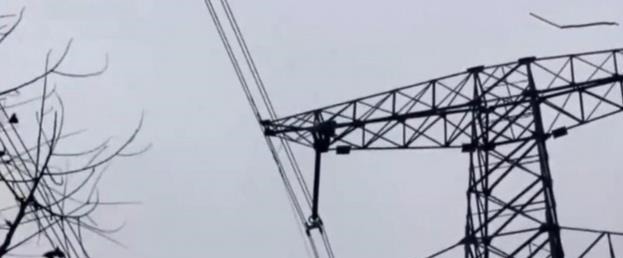 高压塔|9岁男孩赌气爬上70米高压塔, 导致电网瘫痪, 男孩 不让我玩游戏!