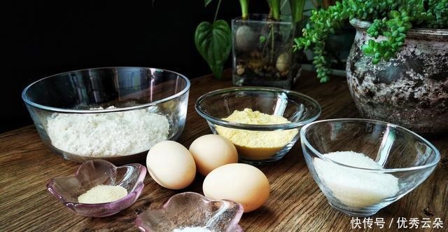 玉米面加鸡蛋搅一搅，早餐很快就做好，松软又营养