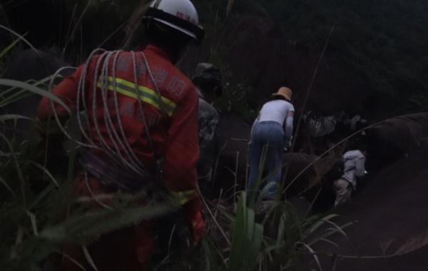 搜救|假日在家无聊结伴爬山，9人深夜被困山中！消防彻夜搜救