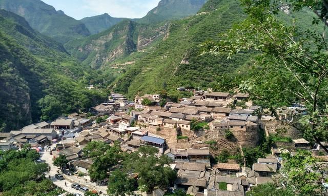 半山腰|北京的一个村庄被网友关注，依山而建，依势而就，村民难倒很多人