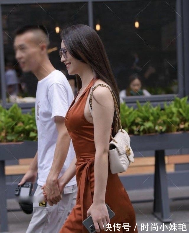裙摆|橘色无肩无袖连衣裙搭配高跟鞋，简约时尚，自信大方