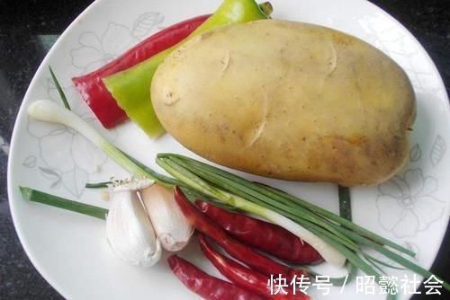 红辣椒|酸辣土豆丝直接下锅炒就错了，炒之前多加一步，土豆丝更爽口